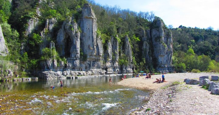 Comment trouver des locations insolites en Ardèche proches des activités touristiques ?