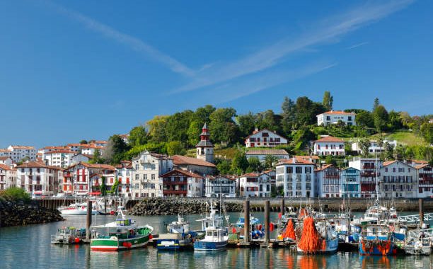Les meilleurs campings du Pays Basque avec piscine : des vacances détente au bord de l’eau