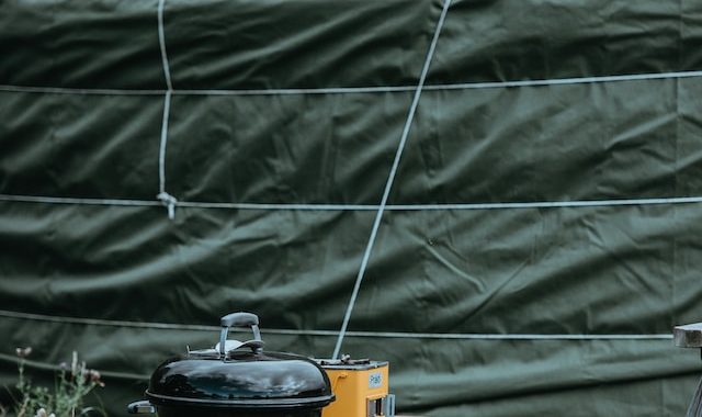 Les indispensables à emporter pour un séjour en camping dans les Alpes-de-Haute-Provence : tente, sac de couchage et réchaud